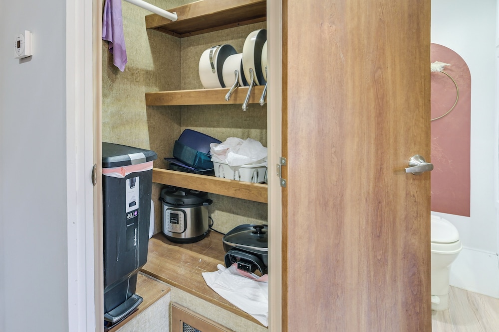 7 Mi to Torch Lake: Pet-friendly Getaway!