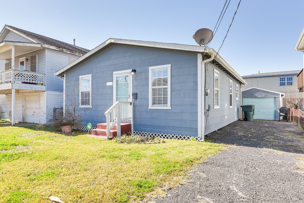 Convenient Galveston Home < 1 Mi to Beach!