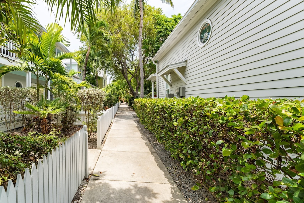 Conch Adventure by Avantstay Great Location w/ Patio, Outdoor Dining and Shared Pool! Week Long Stays