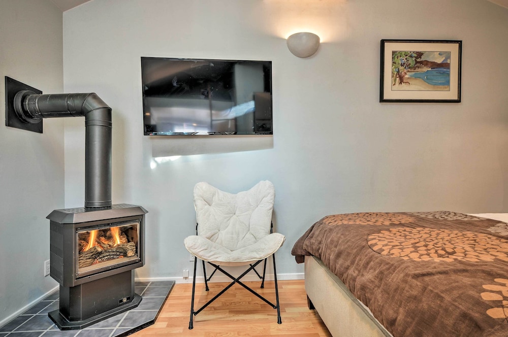 Ashland Vacations - Warm Inviting Ashland Cottage < Half-mile to SOU - Property Image 24