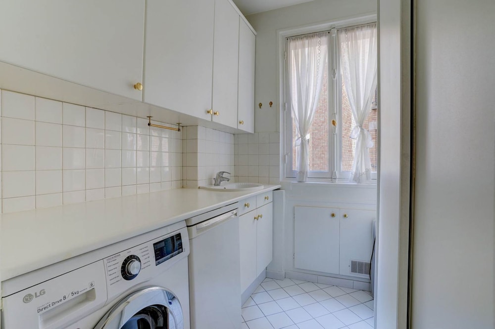 Passy Glow 2BR Home in the 16th Arrondissement
