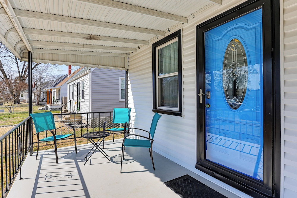 13 Mi to Downtown Baltimore: Quiet Home w/ Porch