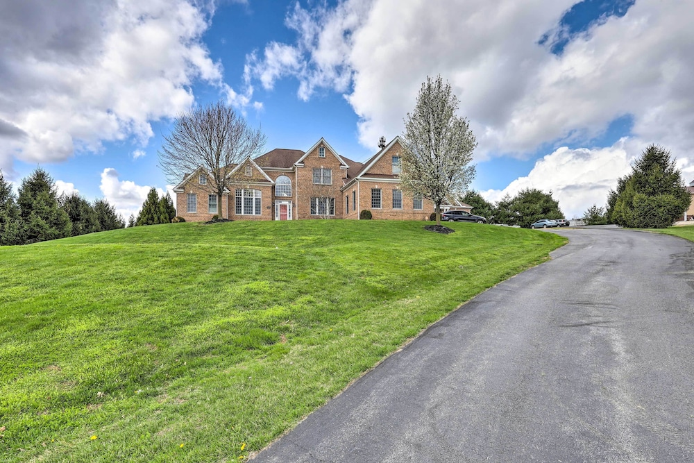 Dayton House w/ Private Hot Tub, Patio, Grill