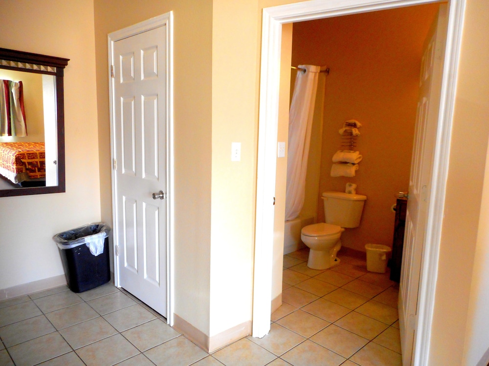 Crossroads Inn & Suites