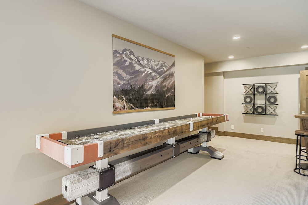 King Road Luxury Lodge, Private Hottub, Game Room, Media Room 45 4 Bedroom Home