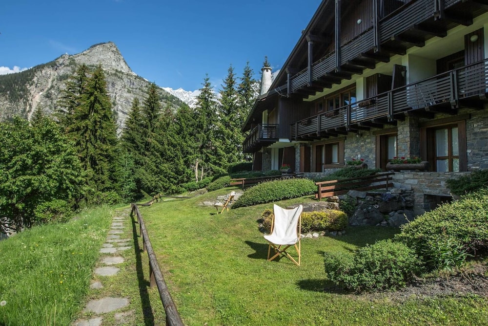 JOIVY Courmayeur Imperial Suite Home Plangorret view 3