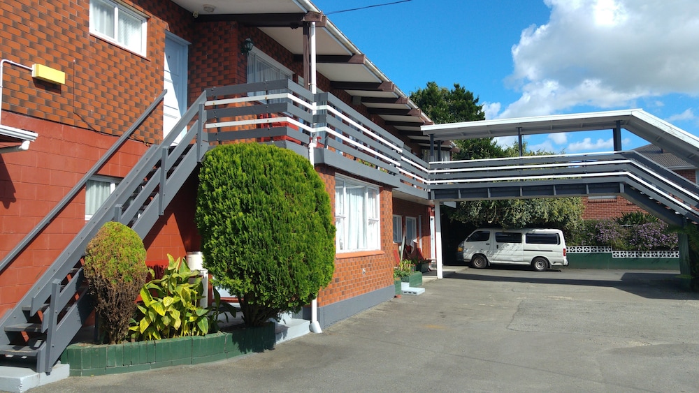 Redwood Lodge Motel