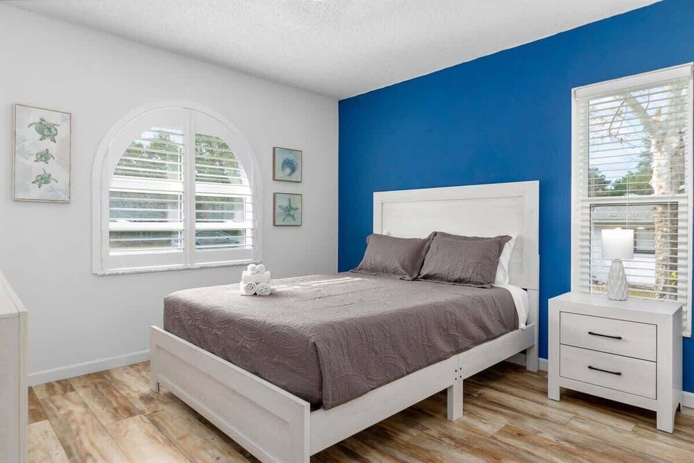 Spring Hill, 4 Bedroom, Pool & Golf Course!