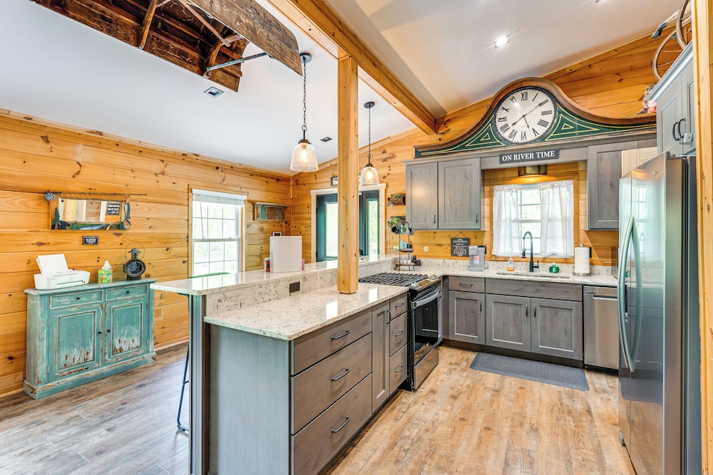 Modern Creek-front Cabin w/ Deck & Views in Murphy