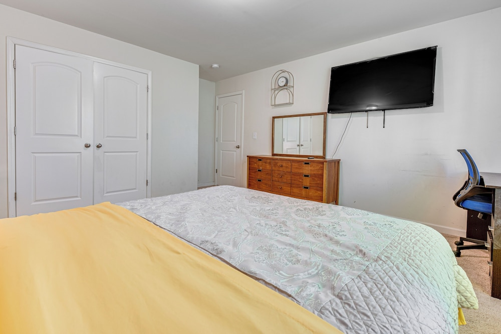 6 Mi to Atlanta Airport! Home w/ Furnished Patio