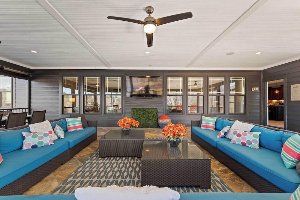Luxury Lakefront Stay Private Dock, Indoor/outdoor Pool The Retreat