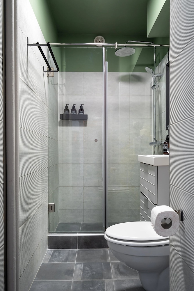 Colorful Bright 2BR on Iconic Calea Victoriei
