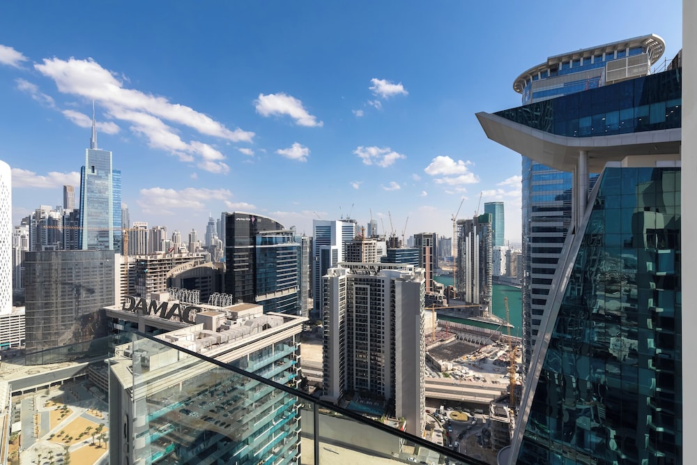 SIMPLY COMFORT Missoni Top Floor with Sea, Canal and Burj Khalifa Views