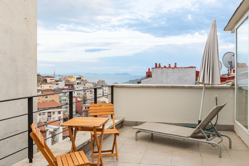 Mesmerizing Flat With Bosphorus View