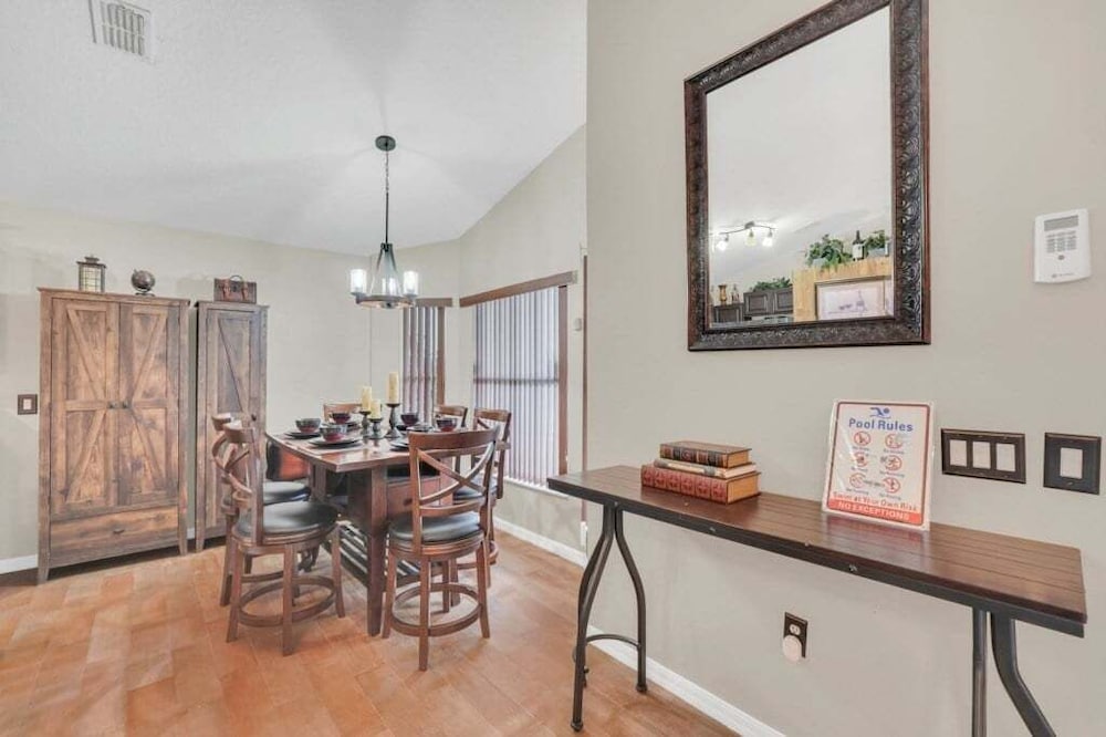 Large 4 bedroom Pool Home With Relaxing Vibes 4 Villa