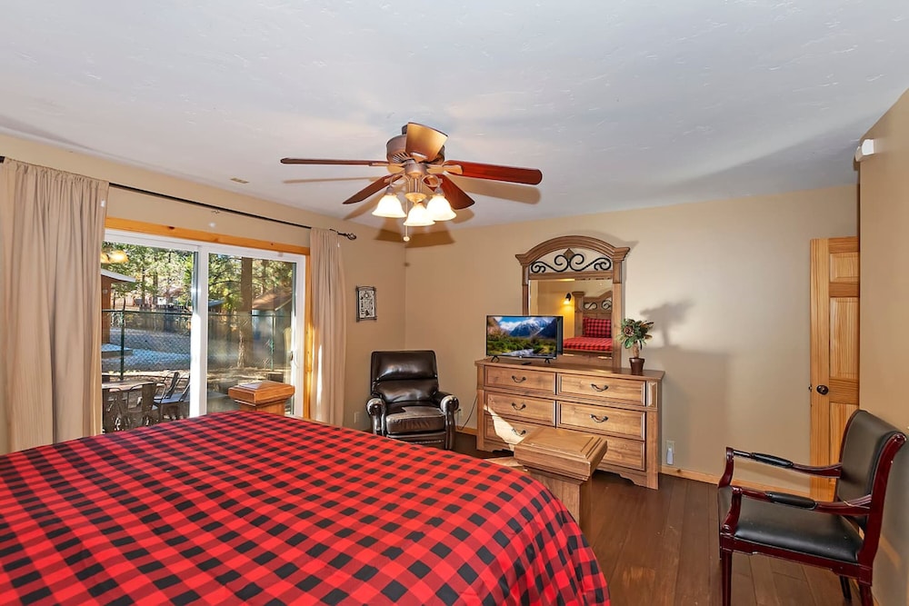 Big 10 Luxury Cabin with HotTub
