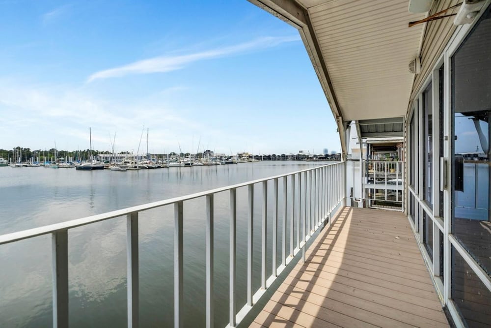 Large House on Lake Pontchartrain w Pool view 2