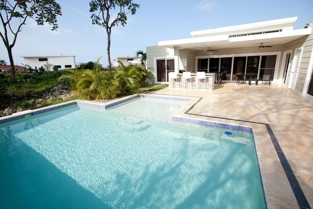 Stylish 3 bedroom w/ covered BBQ area by the pool