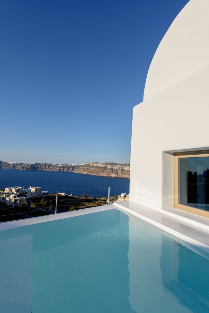 Earino Suites & Villas