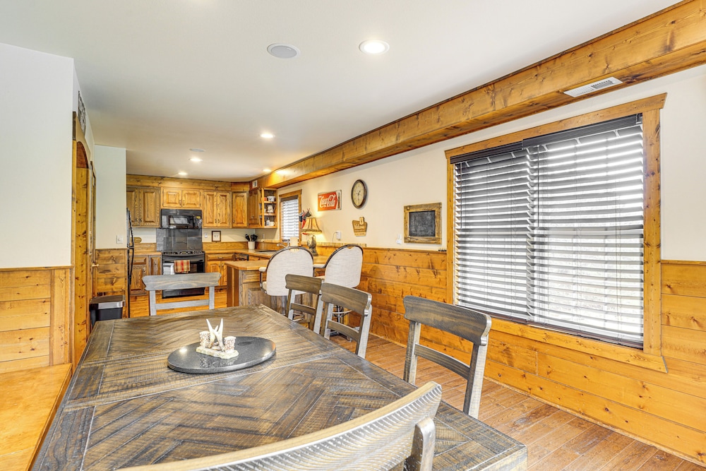 'the Lodge at Crider Creek' Getaway on 140 Acres!