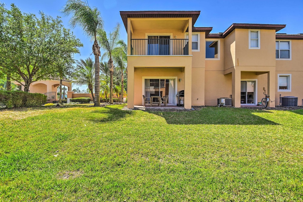 Cozy Resort Townhome w/ Gas Grill, 3 Mi to Disney!