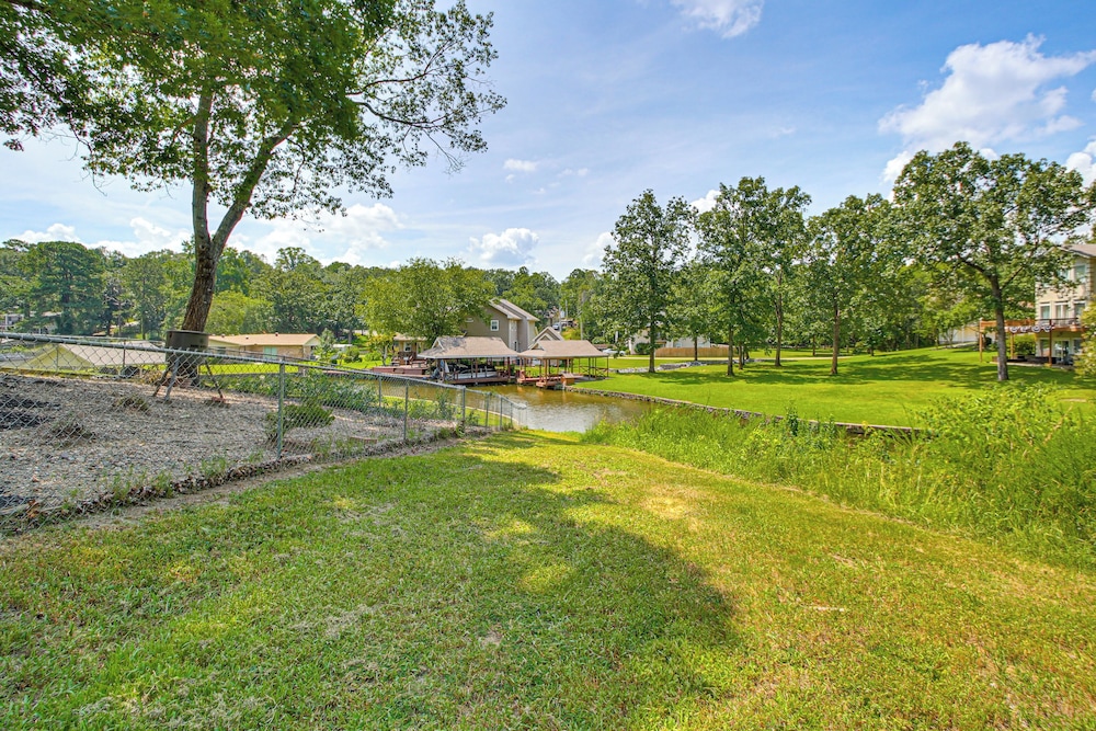 Lake Hamilton Retreat w/ Kayaks & Spacious Yard!
