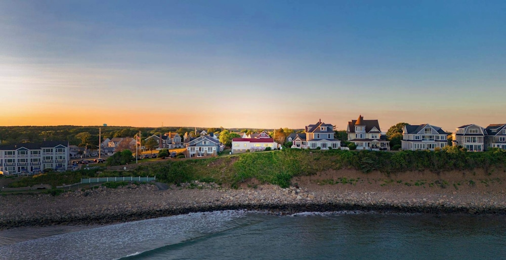 Oceanfront Ping Pong 1 Min Walk to Beach Pets Welcome