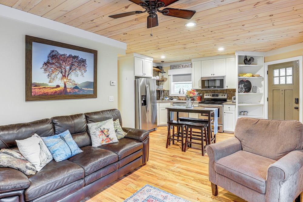 On Farm: Charming Hendersonville Retreat!