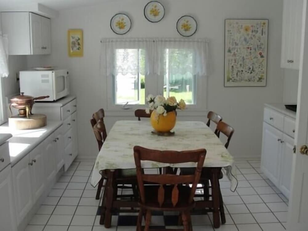 5449 Emerald 5 Bedroom Home by RedAwning view 3