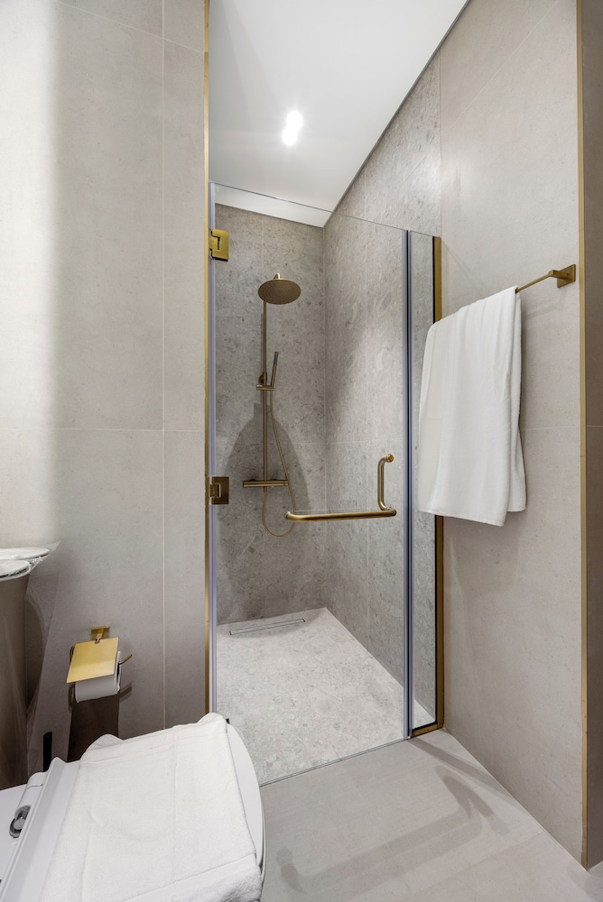 Chic 1BR Retreat with Pool & Balcony JVC