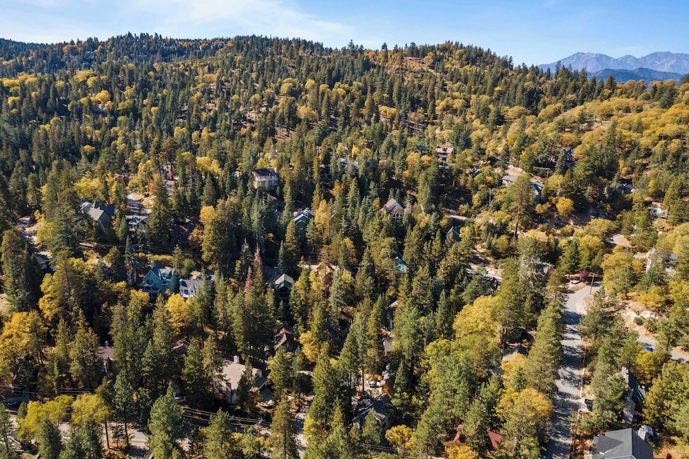 5bdr Stay w/ Fireplace, Game Room & Family-friendly Amenities Arrowhead Chalet by Avantstay