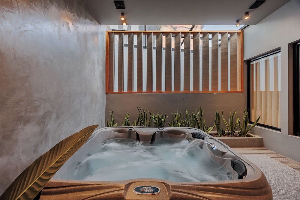 10th Street 3 Bedroom Jacuzzi & Billiard