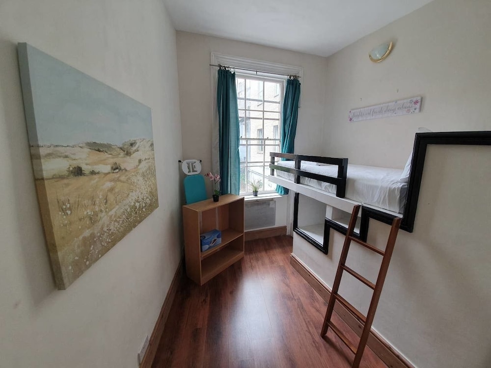 Victorian House 2 Bed 2 Bath Next to Barbican Tube