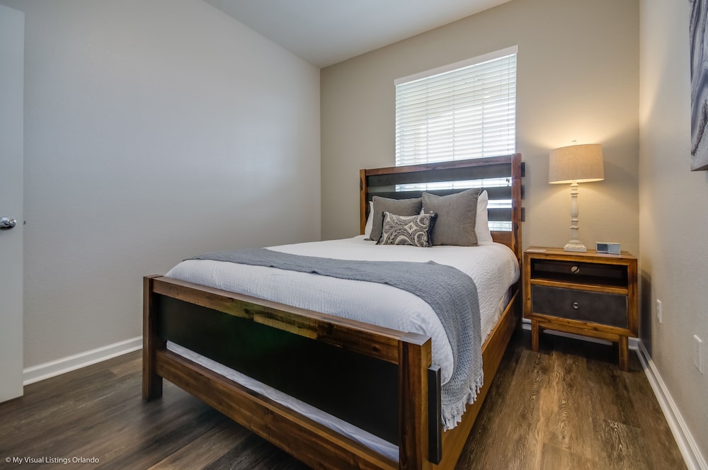 Santiago's Corner Ventura 3 Bedroom Condo by RedAwning