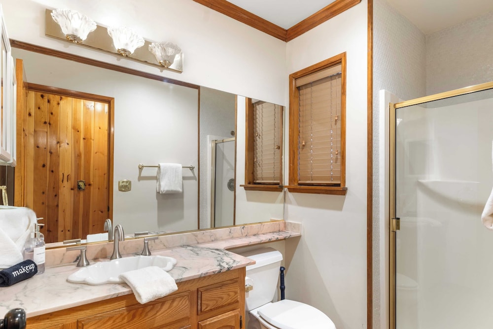 Lakeview Cabin w/ Game Room & Deck Near Ski Slopes & Trails Sleeps 20 Waterview by Avantstay