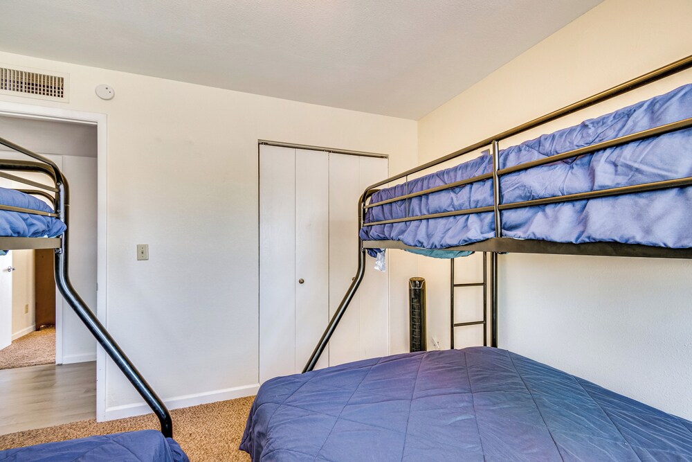 2 Mi to Lake Havasu: Pet-friendly Home