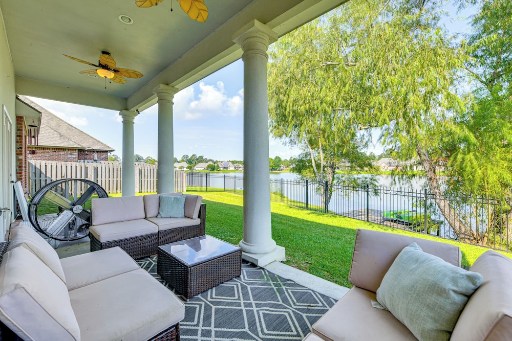 Fenced-in Yard & Pond Views: Home 18 Mi to Lsu!