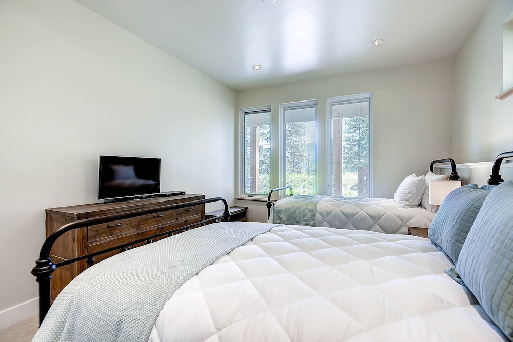 Sunrise Ski Haus 4 Bedroom Home by RedAwning