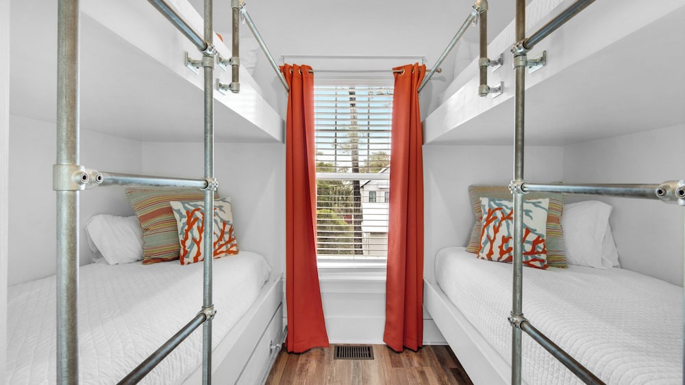 Best of Both Worlds: Pool, Golf Cart, Nearby Attractions & Steps to Beach!