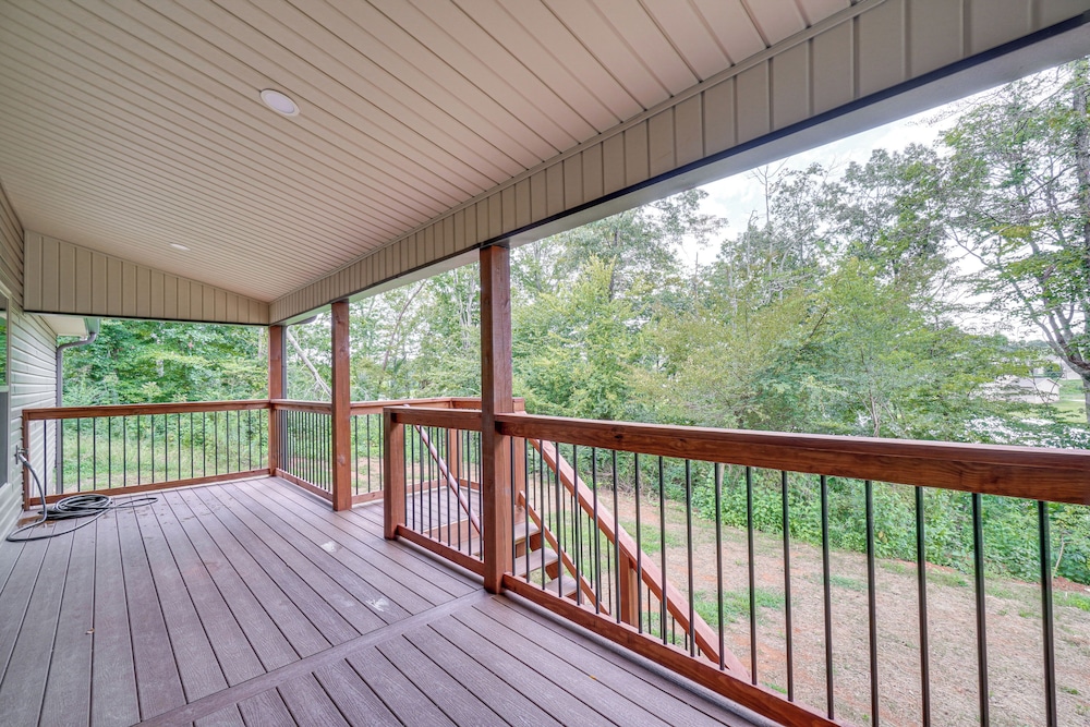Private Hot Tub: Serene Family Home in Sevierville