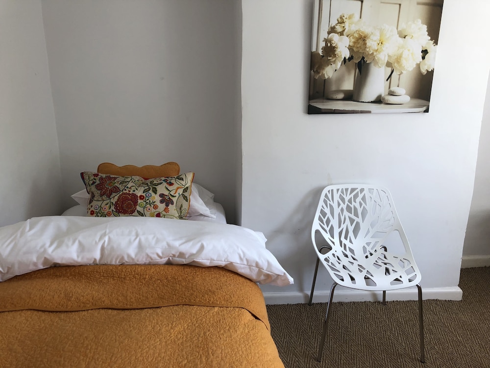 Large Boutique Holiday House With hot tub Near Bath view 5