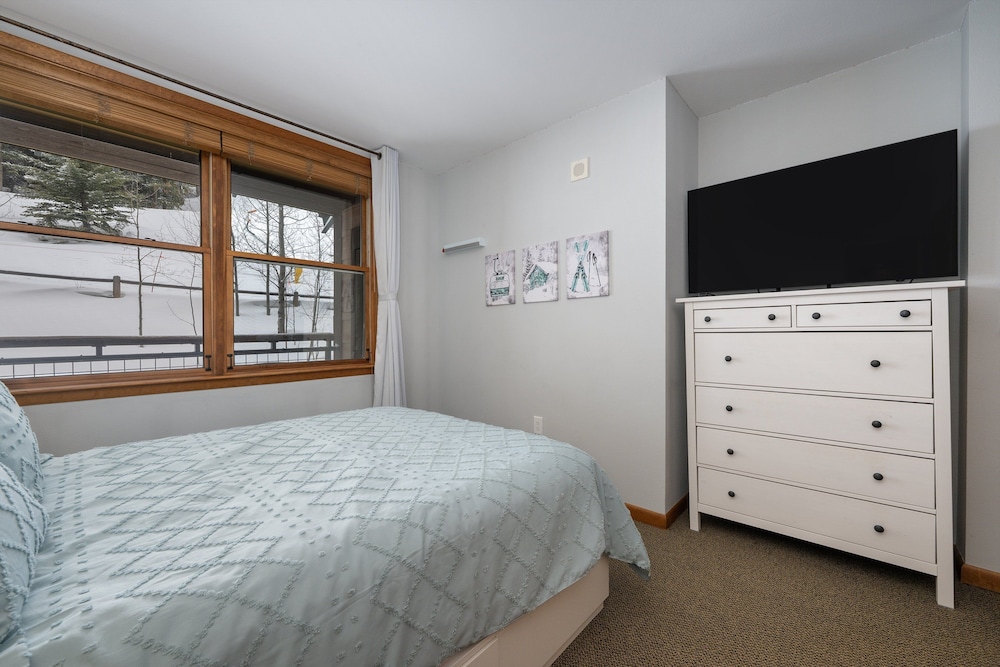 Premium Unit 1305 - Zephyr Mountain Lodge 1 Bedroom Condo