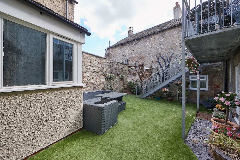 Host Stay Rosedale House