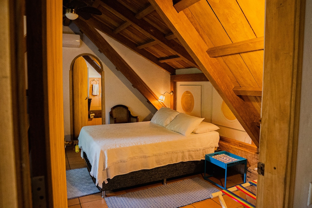 Room in Guest Room - Hrc-7s Hotel Room Near the Historic Center With Pool and Breakfast