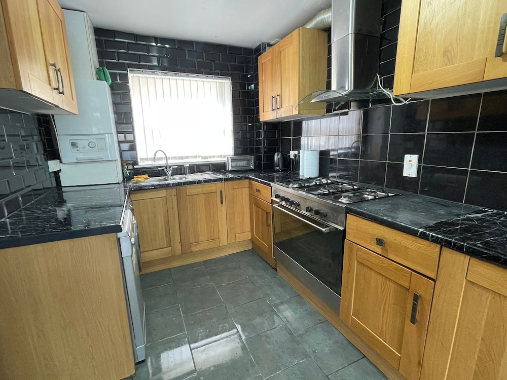 New! 4 Bedroom London House With Garden and Lawn