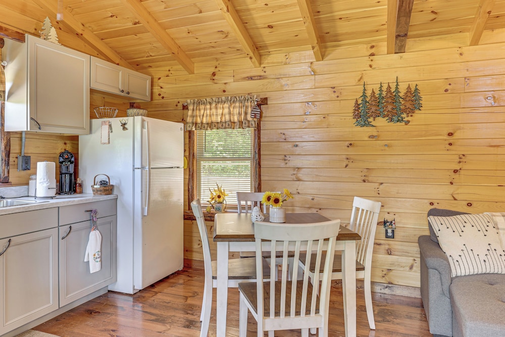 Charming Couples Cabin on 40 Acres in Zanesville