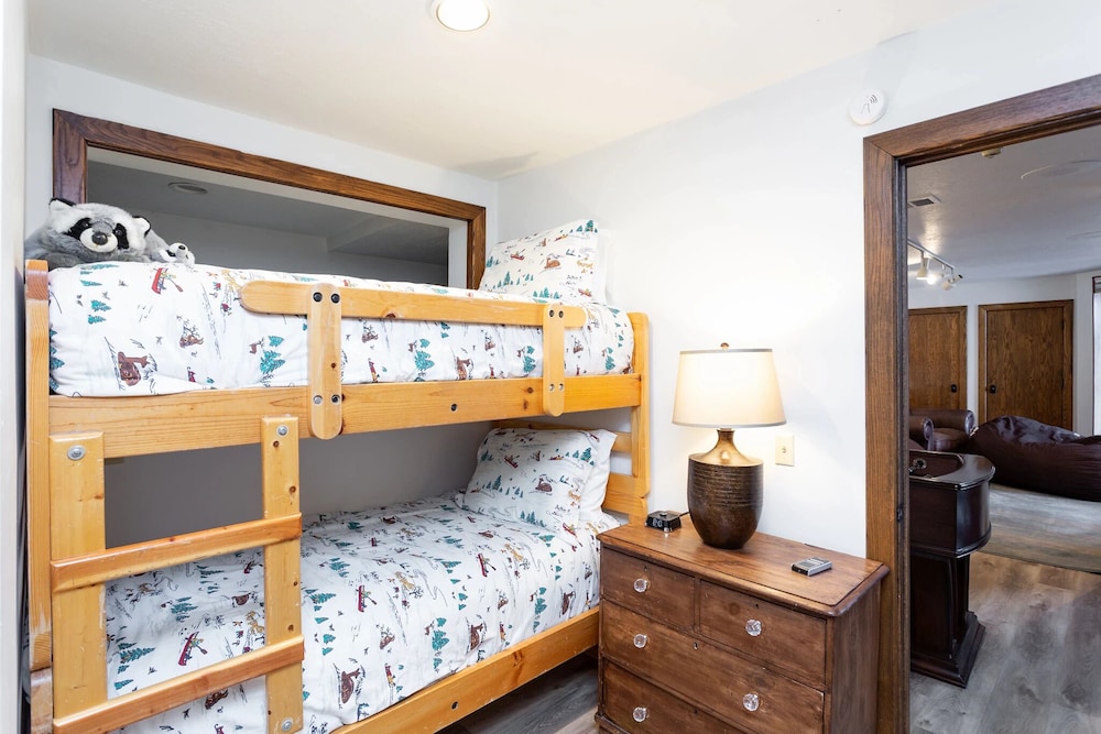 Pinnacle at Deer Valley Resort - Four Bedroom Condo with Hot Tub #1263 4 Condo