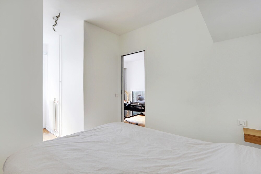 Modern Brunel Classic 1 Bed Apt With Balcony in Paris