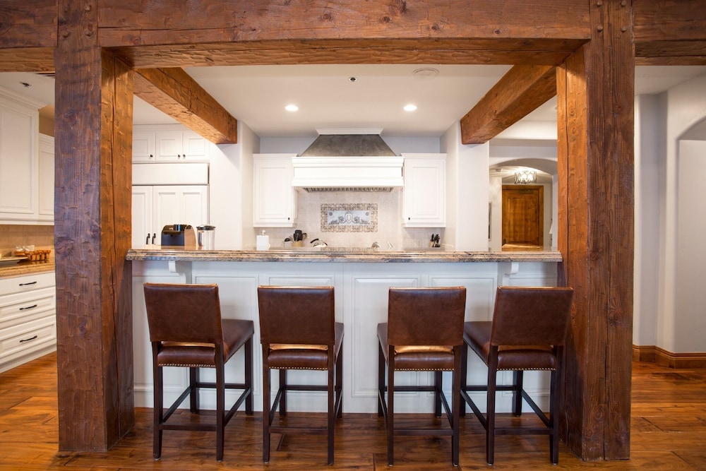 Grand Lodge - Five Bedroom #402 - Ski-in/ski-out 5 Condo
