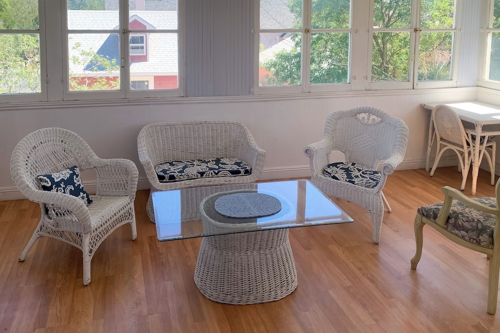 < 1 Mi to Downtown Abq: Historic Manor w/ Patio!